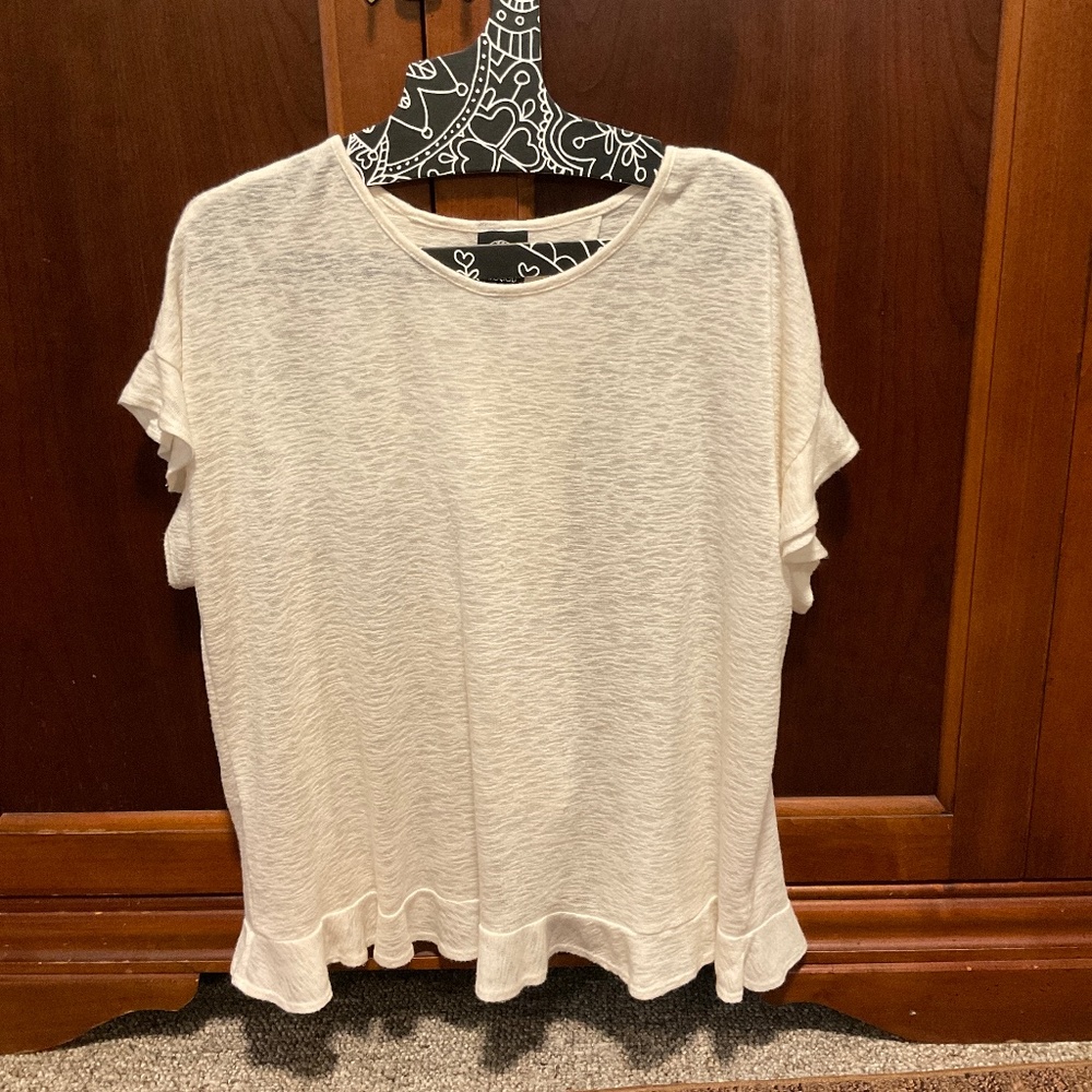 Cream T-shirt, size M, Bobeau, with ruffles and a split back, slightly shear